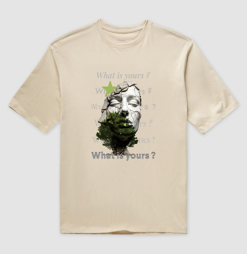 Camiseta Oversized 7TREE bege fundo branco, mostrando a amplitude do corte.