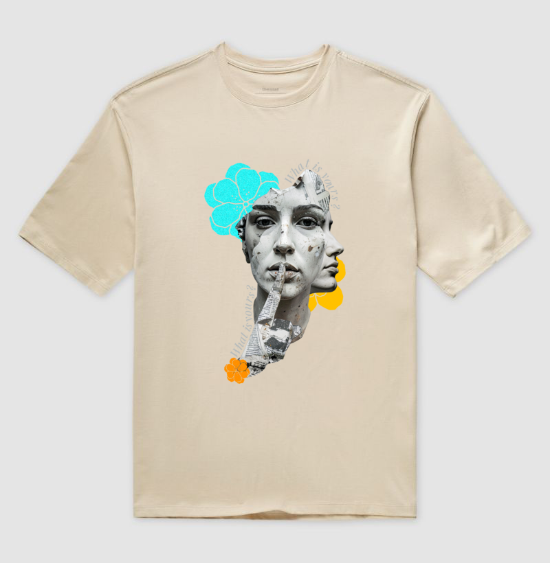 Camiseta Oversized 7TREE bege fundo branco, mostrando a amplitude do corte.