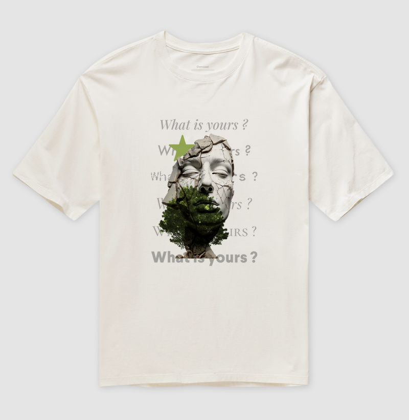 Camiseta Oversized 7TREE offwhite fundo branco, mostrando a amplitude do corte.