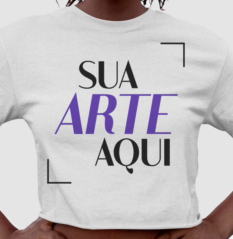 Modelo feminino usando Cropped 7TREE branco com mãos na cintura, mostrando o corte, caimento e o tecido leve.