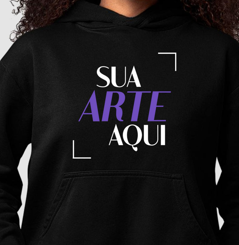 Modelo vestindo Hoodie 7TREE preto, com capuz e bolso canguru