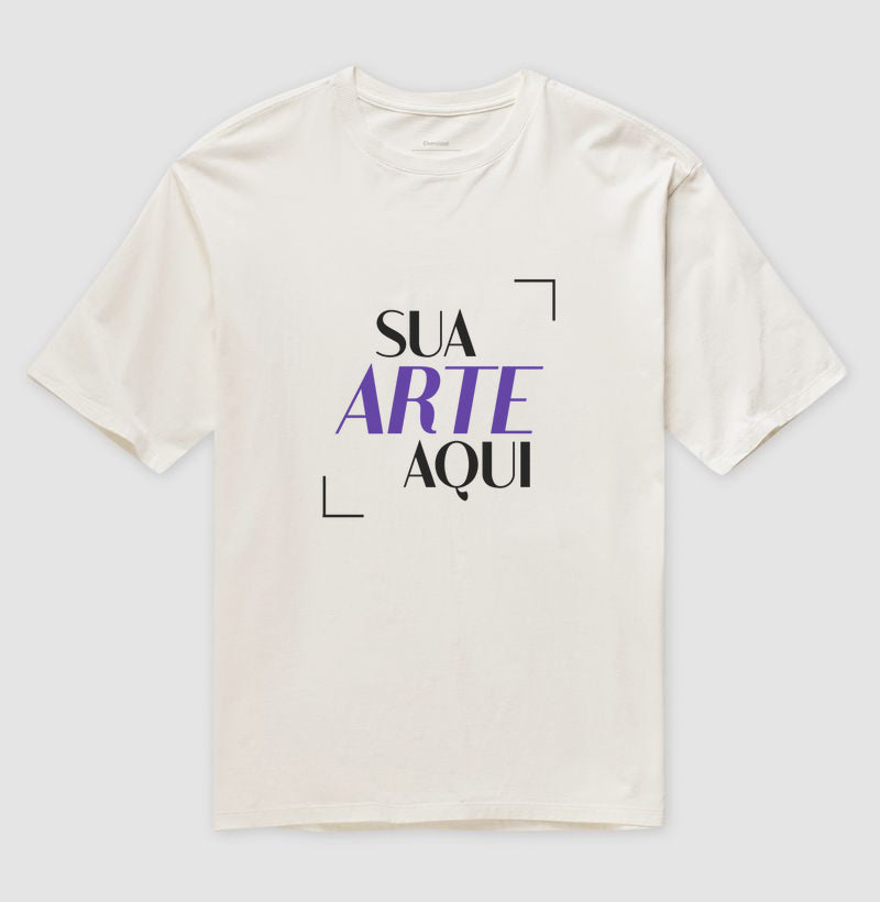 Camiseta Oversized 7TREE off-white fundo branco, mostrando a amplitude do corte.