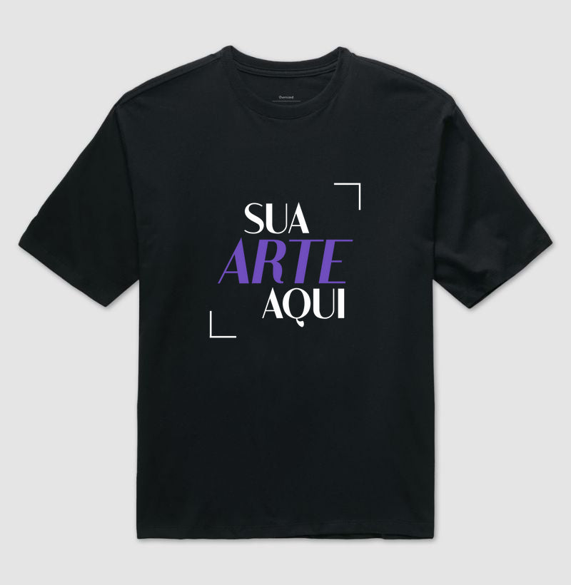 Camiseta Oversized 7TREE preta fundo branco, mostrando a amplitude do corte.